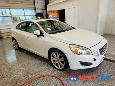 Czwarte zdjęcie samochodu z boku: 2011 VOLVO S60 T6 VIN:YV1902FH5B2014266 - miniatura