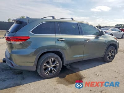 Trzecie zdjęcie samochodu z tyłu: 2019 TOYOTA HIGHLANDER LE PLUS VIN:5TDZZRFH1KS333290 - miniatura