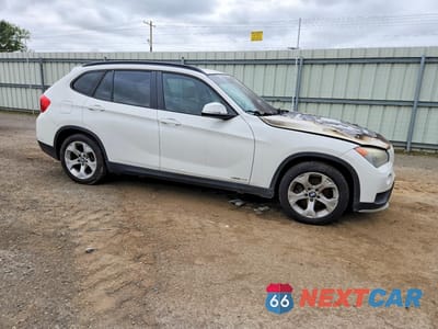 Czwarte zdjęcie samochodu z boku: 2015 BMW X1 SDRIVE28I VIN:WBAVM1C57FVZ93805 - miniatura