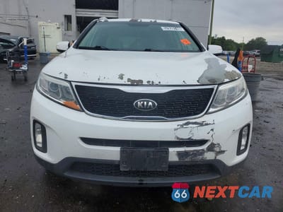 Piąte zdjęcie samochodu w środku: 2015 KIA SORENTO LX VIN:5XYKTCA65FG607809 - miniatura