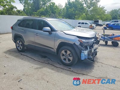 Czwarte zdjęcie samochodu z boku: 2023 TOYOTA RAV4 XLE VIN:2T3W1RFV3PC232372 - miniatura