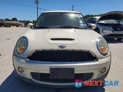 Piąte zdjęcie samochodu w środku: 2010 MINI COOPER S VIN:WMWMF7C52ATZ71627 - miniatura