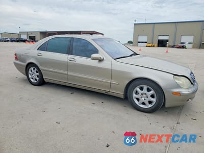 Czwarte zdjęcie samochodu z boku: 2000 MERCEDES-BENZ S 430 VIN:WDBNG70J0YA023656 - miniatura