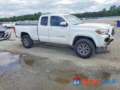 Czwarte zdjęcie samochodu z boku: 2017 TOYOTA TACOMA SR5 VIN:5TFRX5GN4HX088085 - miniatura