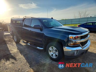 Czwarte zdjęcie samochodu z boku: 2018 CHEVROLET SILVERADO K1500 LT VIN:1GCVKREC1JZ318696 - miniatura
