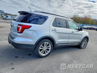 Trzecie zdjęcie samochodu z tyłu: 2019 FORD EXPLORER XLT VIN:1FM5K8D85KGA81128 - miniatura