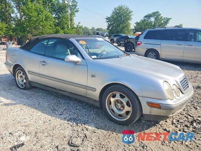 Czwarte zdjęcie samochodu z boku: 1999 MERCEDES-BENZ CLK 320 VIN:WDBLK65G3XT004843 - miniatura