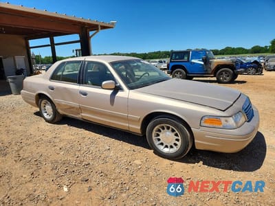 Czwarte zdjęcie samochodu z boku: 1998 FORD CROWN VICTORIA LX VIN:2FAFP74W5WX179374 - miniatura