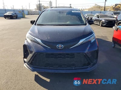 Piąte zdjęcie samochodu w środku: 2022 TOYOTA SIENNA XSE VIN:5TDXRKEC0NS090659 - miniatura