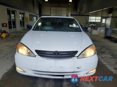 Piąte zdjęcie samochodu w środku: 2003 TOYOTA CAMRY XLE V6 VIN:JTDBF30K430112363 - miniatura