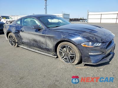 Czwarte zdjęcie samochodu z boku: 2021 FORD MUSTANG VIN:1FA6P8TH5M5127346 - miniatura