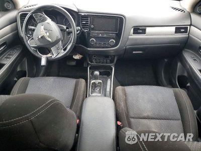Zdjęcie 8 z 14 samochodu: 2018 MITSUBISHI OUTLANDER SE VIN:JA4AD3A3XJZ003630 - miniatura