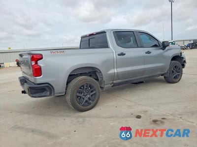 Trzecie zdjęcie samochodu z tyłu: 2025 CHEVROLET SILVERADO K1500 LT TRAIL BOSS VIN:3GCUKFED5SG310184 - miniatura