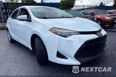 2018 TOYOTA COROLLA LE 5YFBURHE3JP840007 - główne zdjęcie licytacji z USA - miniatura