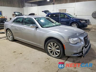 Czwarte zdjęcie samochodu z boku: 2018 CHRYSLER 300 LIMITED VIN:2C3CCAKG2JH127449 - miniatura