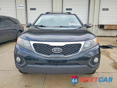Piąte zdjęcie samochodu w środku: 2013 KIA SORENTO LX VIN:5XYKTDA23DG334739 - miniatura