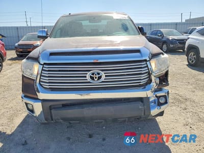 Piąte zdjęcie samochodu w środku: 2016 TOYOTA TUNDRA CREWMAX LIMITED VIN:5TFHW5F12GX519146 - miniatura