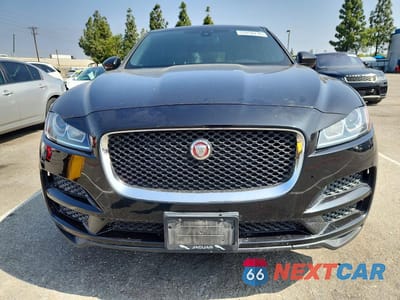 Piąte zdjęcie samochodu w środku: 2017 JAGUAR F-PACE PREMIUM VIN:SADCJ2BV7HA053514 - miniatura