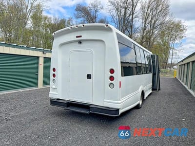 Czwarte zdjęcie samochodu z boku: 2003 FORD ECONOLINE E450 SUPER DUTY CUTAWAY VAN VIN:1FDXE45F53HA63424 - miniatura