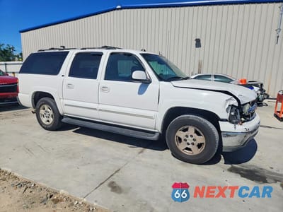 Czwarte zdjęcie samochodu z boku: 2004 CHEVROLET SUBURBAN C1500 VIN:3GNEC16Z04G121127 - miniatura