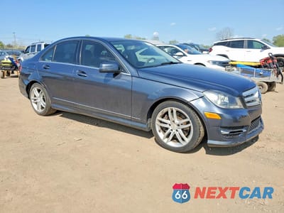 Czwarte zdjęcie samochodu z boku: 2013 MERCEDES-BENZ C 300 4MATIC VIN:WDDGF8AB1DA881244 - miniatura