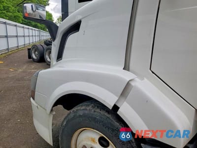 Zdjęcie 7 z 10 samochodu: 2018 VOLVO VNL SEMI TRUCK VIN:4V4N39TG6JN892595 - miniatura