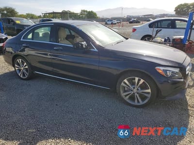 Czwarte zdjęcie samochodu z boku: 2015 MERCEDES-BENZ C 300 4MATIC VIN:55SWF4KB1FU019082 - miniatura