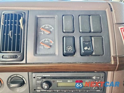 Zdjęcie 9 z 10 samochodu: 2015 VOLVO VNL SEMI TRUCK VIN:4V4NC9EH0FN919366 - miniatura