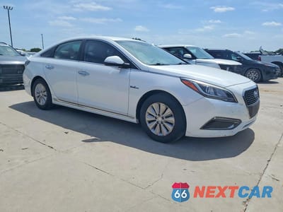 Czwarte zdjęcie samochodu z boku: 2017 HYUNDAI SONATA HYBRID SE VIN:KMHE24L15HA058358 - miniatura