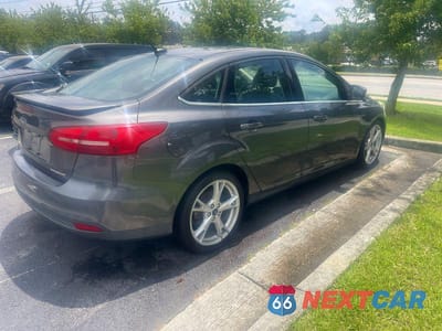 Czwarte zdjęcie samochodu z boku: 2015 FORD FOCUS TITANIUM VIN:1FADP3J23FL312020 - miniatura