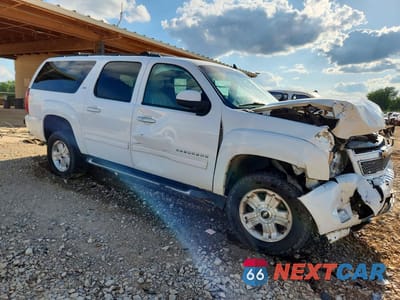 Czwarte zdjęcie samochodu z boku: 2014 CHEVROLET SUBURBAN K1500 LT VIN:1GNSKJE71ER166469 - miniatura