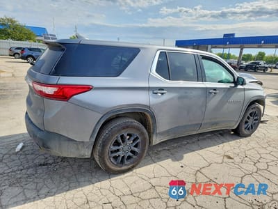 Trzecie zdjęcie samochodu z tyłu: 2021 CHEVROLET TRAVERSE LS VIN:1GNEVLKW3MJ171438 - miniatura