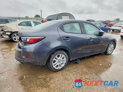 Trzecie zdjęcie samochodu z tyłu: 2018 TOYOTA YARIS IA BASE VIN:3MYDLBYV6JY323174 - miniatura