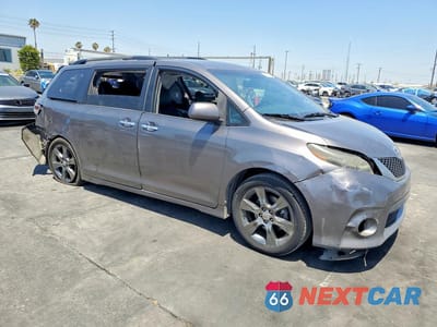 Czwarte zdjęcie samochodu z boku: 2015 TOYOTA SIENNA SPORT VIN:5TDXK3DC4FS627028 - miniatura