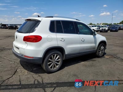 Trzecie zdjęcie samochodu z tyłu: 2017 VOLKSWAGEN TIGUAN WOLFSBURG VIN:WVGRV7AX7HK016737 - miniatura