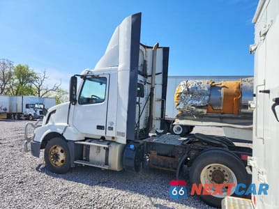 Trzecie zdjęcie samochodu z tyłu: 2018 VOLVO VNL SEMI TRUCK VIN:4V4N39TG7JN892475 - miniatura