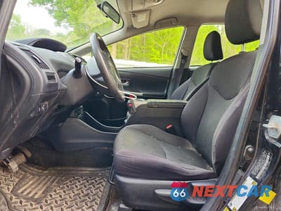 Zdjęcie 7 z 12 samochodu: 2017 TOYOTA PRIUS V TWO VIN:JTDZN3EU2HJ066481 - miniatura