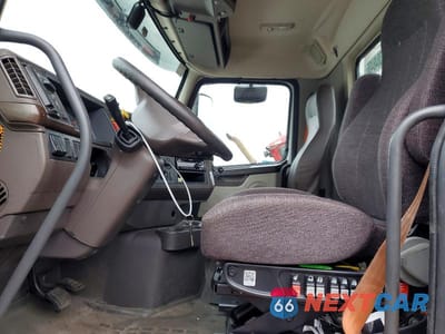 Piąte zdjęcie samochodu w środku: 2018 VOLVO VNL SEMI TRUCK VIN:4V4N39TG2JN892707 - miniatura