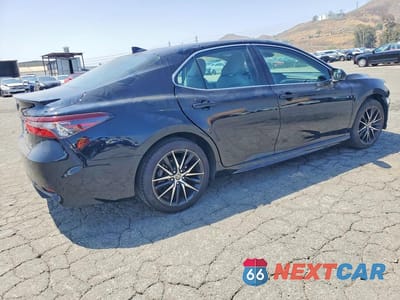 Trzecie zdjęcie samochodu z tyłu: 2022 TOYOTA CAMRY HYBRID SE VIN:4T1G31AK2NU597885 - miniatura