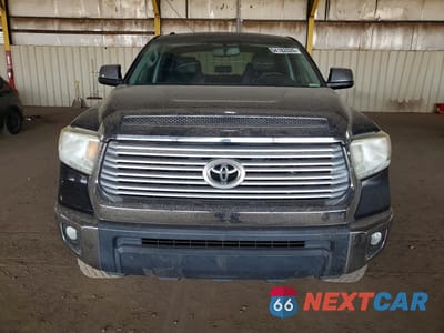 Piąte zdjęcie samochodu w środku: 2017 TOYOTA TUNDRA CREWMAX LIMITED VIN:5TFHW5F11HX582756 - miniatura