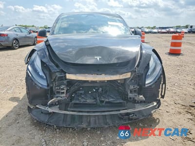 Piąte zdjęcie samochodu w środku: 2025 TESLA MODEL Y VIN:7SAYGDEE9SA369468 - miniatura