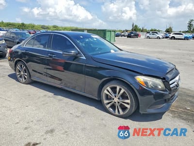 Czwarte zdjęcie samochodu z boku: 2016 MERCEDES-BENZ C 300 VIN:55SWF4JB6GU171703 - miniatura