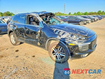 Czwarte zdjęcie samochodu z boku: 2017 PORSCHE CAYENNE VIN:WP1AA2A26HKA91660 - miniatura