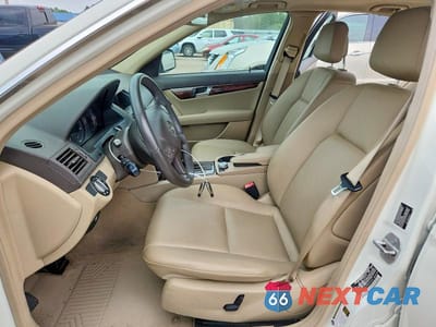 Zdjęcie 7 z 12 samochodu: 2009 MERCEDES-BENZ C 300 VIN:WDDGF54X09R050669 - miniatura