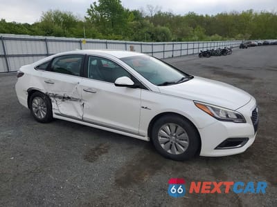 Czwarte zdjęcie samochodu z boku: 2016 HYUNDAI SONATA HYBRID SE VIN:KMHE24L17GA035274 - miniatura