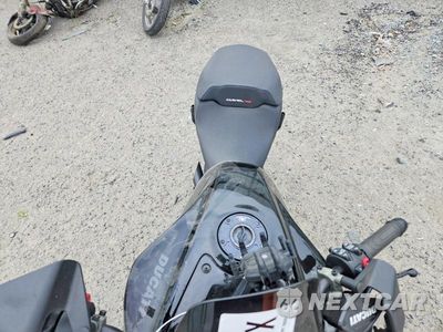 Piąte zdjęcie samochodu w środku: 2023 DUCATI DIAVEL V4 VIN:ZDMGAR1W1PB000563 - miniatura