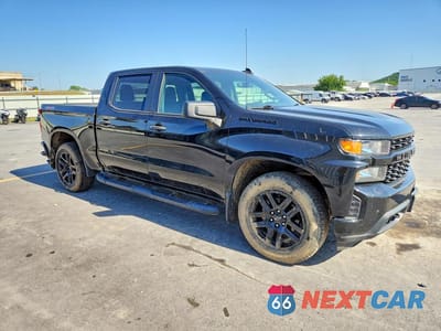 Czwarte zdjęcie samochodu z boku: 2021 CHEVROLET SILVERADO K1500 CUSTOM VIN:1GCPYBEKXMZ256869 - miniatura