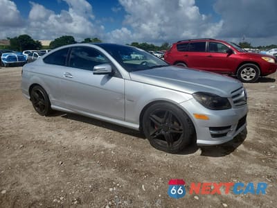 Czwarte zdjęcie samochodu z boku: 2012 MERCEDES-BENZ C 250 VIN:WDDGJ4HB0CF765726 - miniatura