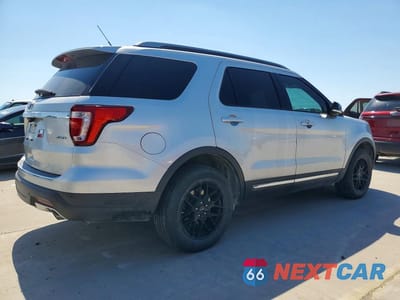 Trzecie zdjęcie samochodu z tyłu: 2018 FORD EXPLORER XLT VIN:1FM5K8D8XJGB37093 - miniatura