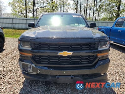 Piąte zdjęcie samochodu w środku: 2018 CHEVROLET SILVERADO K1500 CUSTOM VIN:1GCVKPEH6JZ239122 - miniatura
